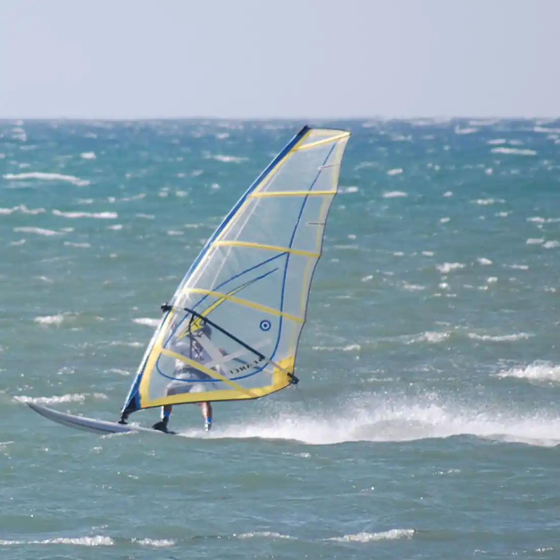 Windsurf race au planing à Hammamet – vent thermique Sud-Est